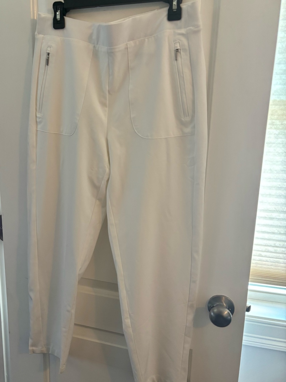 Zenergy by Chico's White Stretch Zip-Pocket women’s  Pants